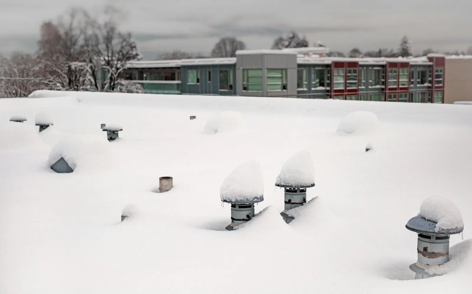 Sneeuw op een plat dak, ter illustratie van de meetvraag over hoogte en belasting